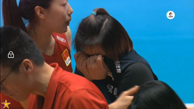 沙尔克中场担架抬出场，情况严峻的简单介绍