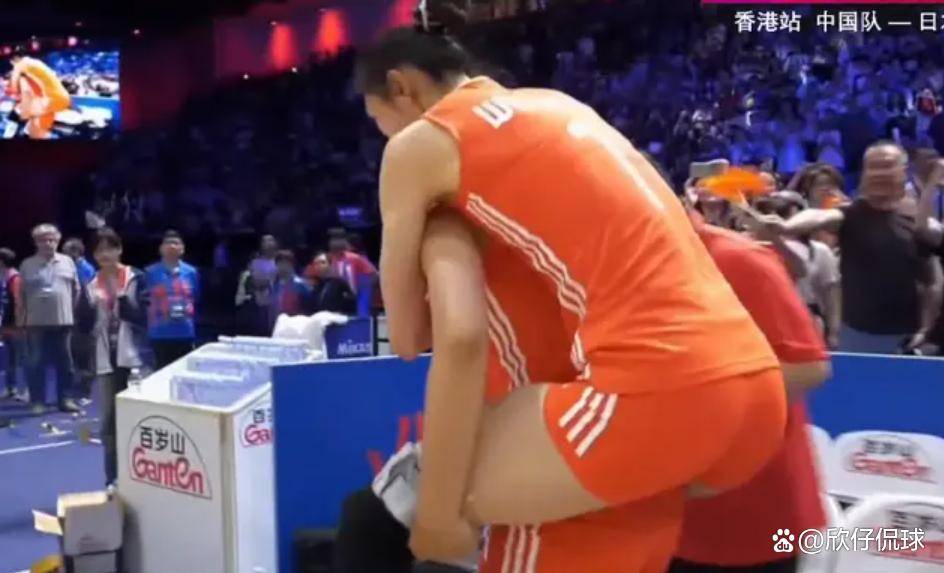 沙尔克中场担架抬出场，情况严峻的简单介绍