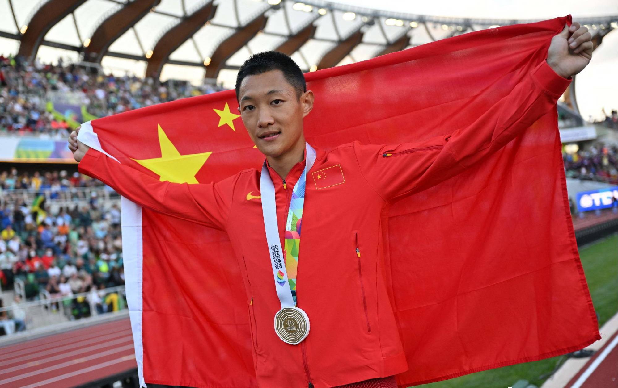 田径跳高男子决赛选手争夺冠军