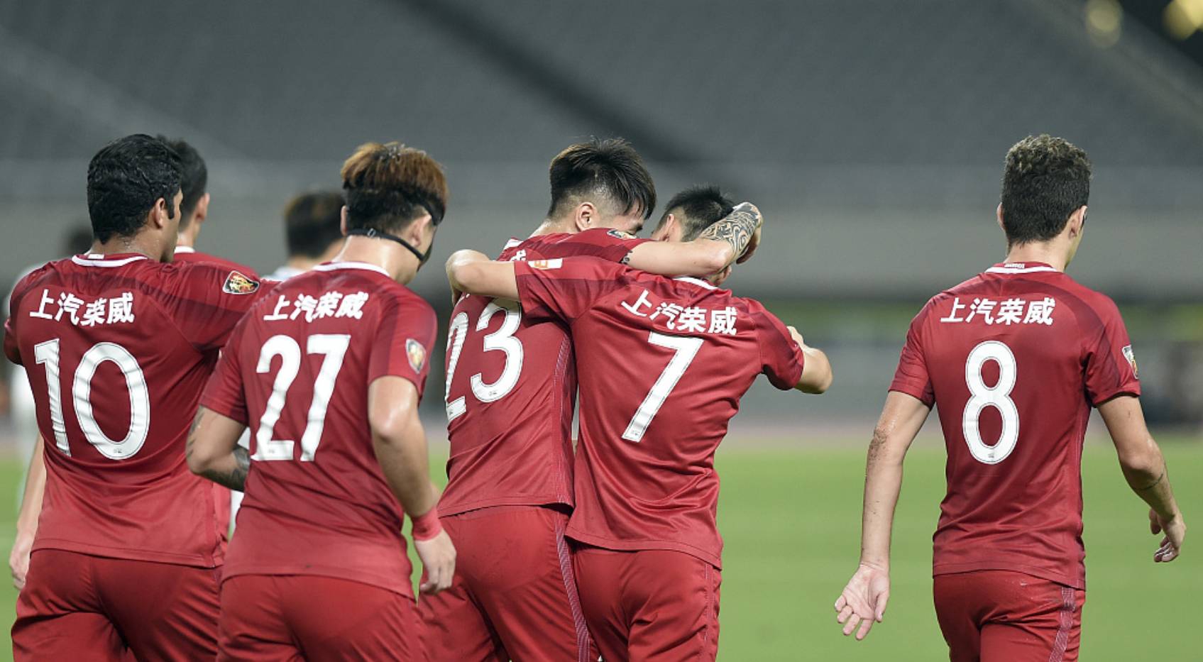 上港客场轻取泰达，继续保持领跑地位