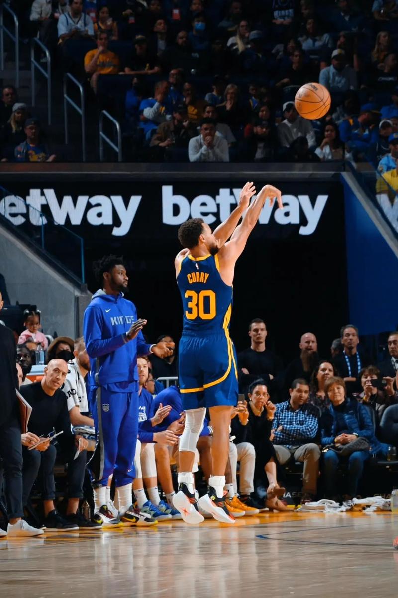 包含快船外线三分投射连续进账，大胜勇士领跑西部的词条