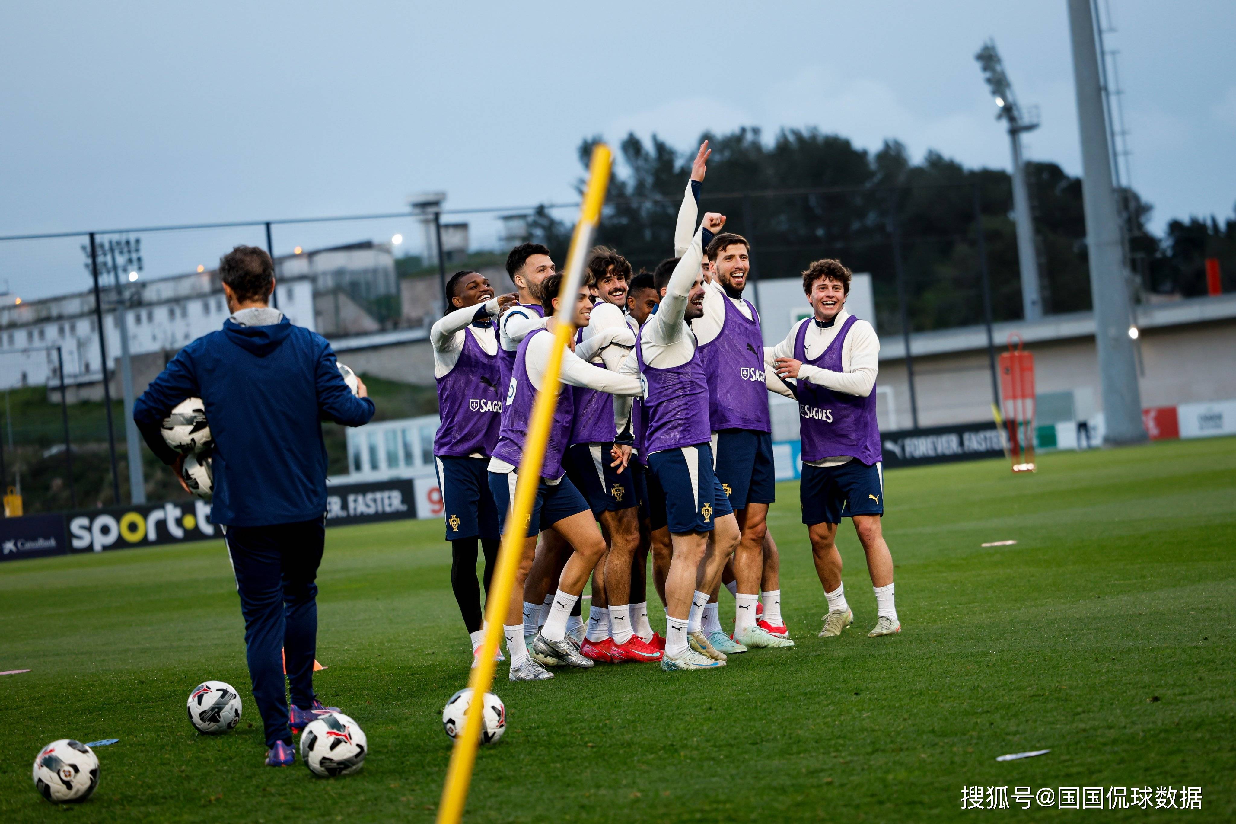 欧国联比赛激战正酣现场观众尖叫