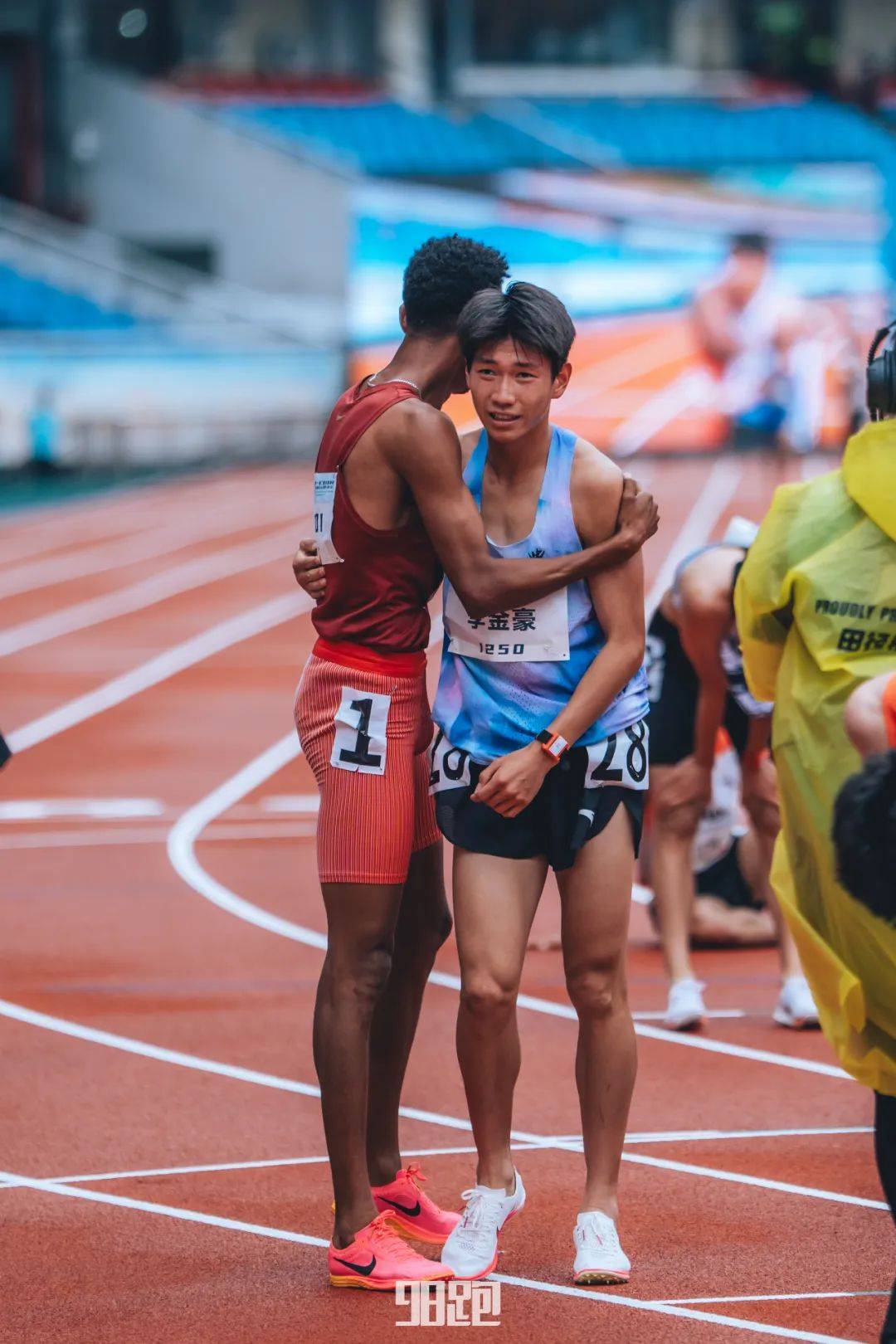 关于田径混合接力赛激烈角逐,选手拼尽全力的信息 关于田径混合接力赛激烈角逐,选手拼尽全力的信息