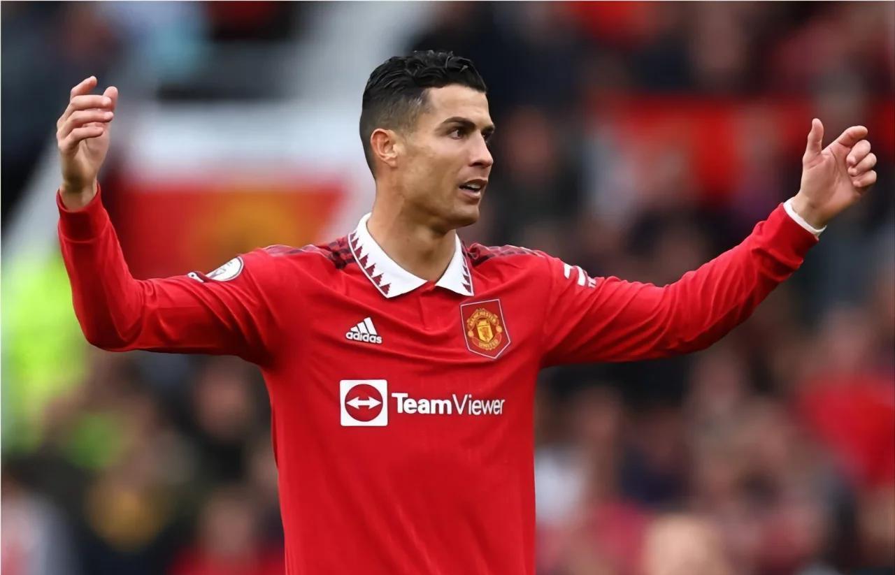 关于曼联大将手术成功，将缺席多场比赛的信息