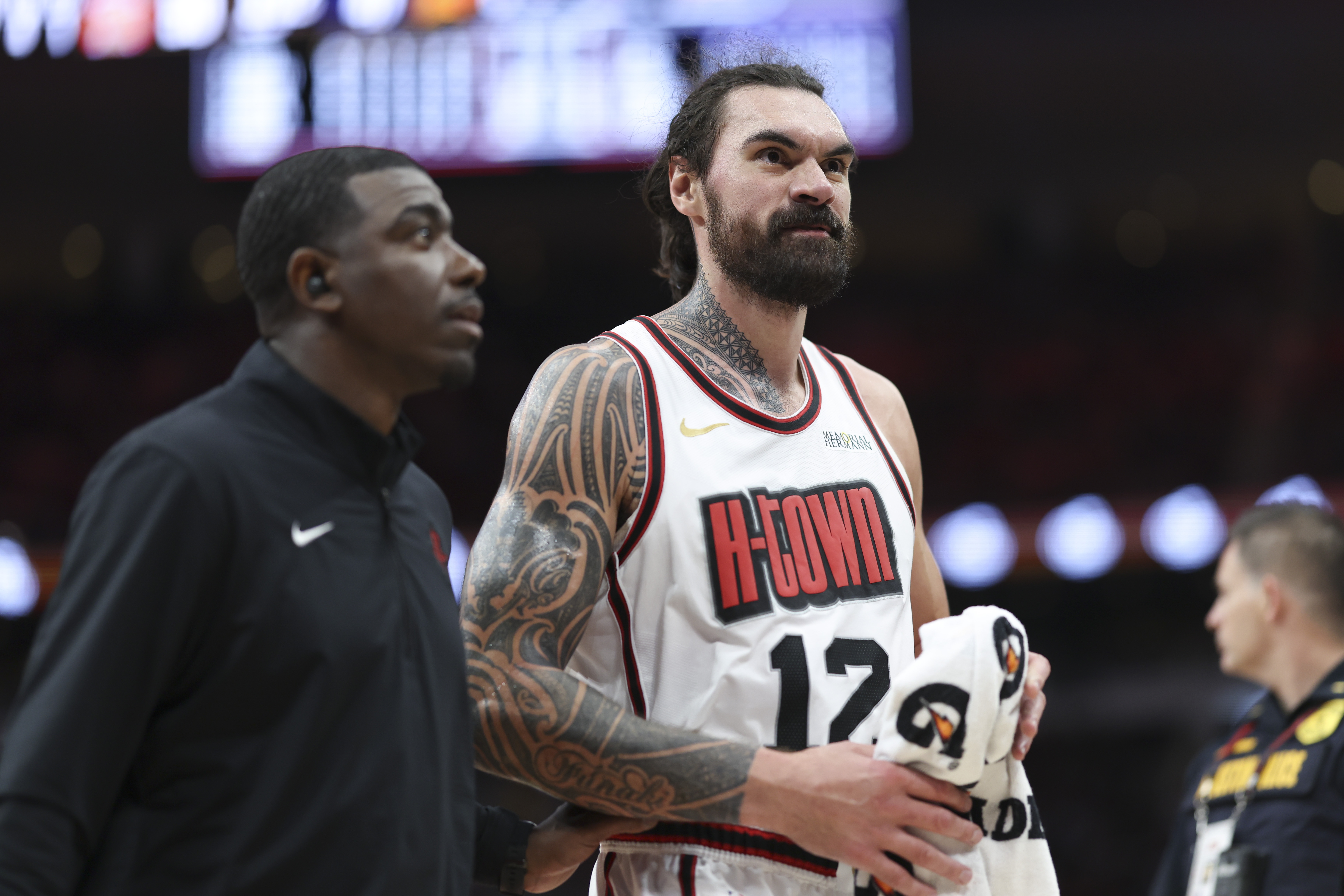 人阵容深度不足，球队面临连败危机