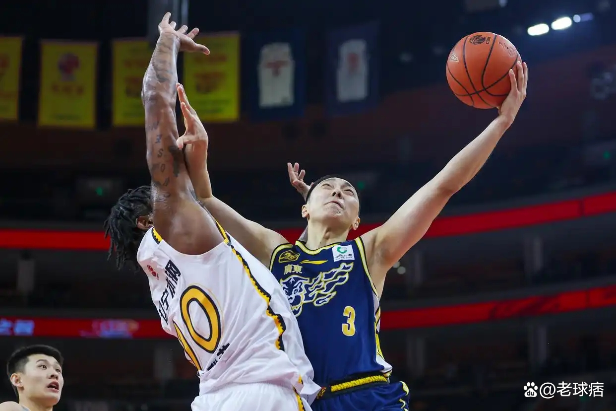 两支球队上演了一场惊心动魄的比赛 两支球队上演了一场惊心动魄的比赛