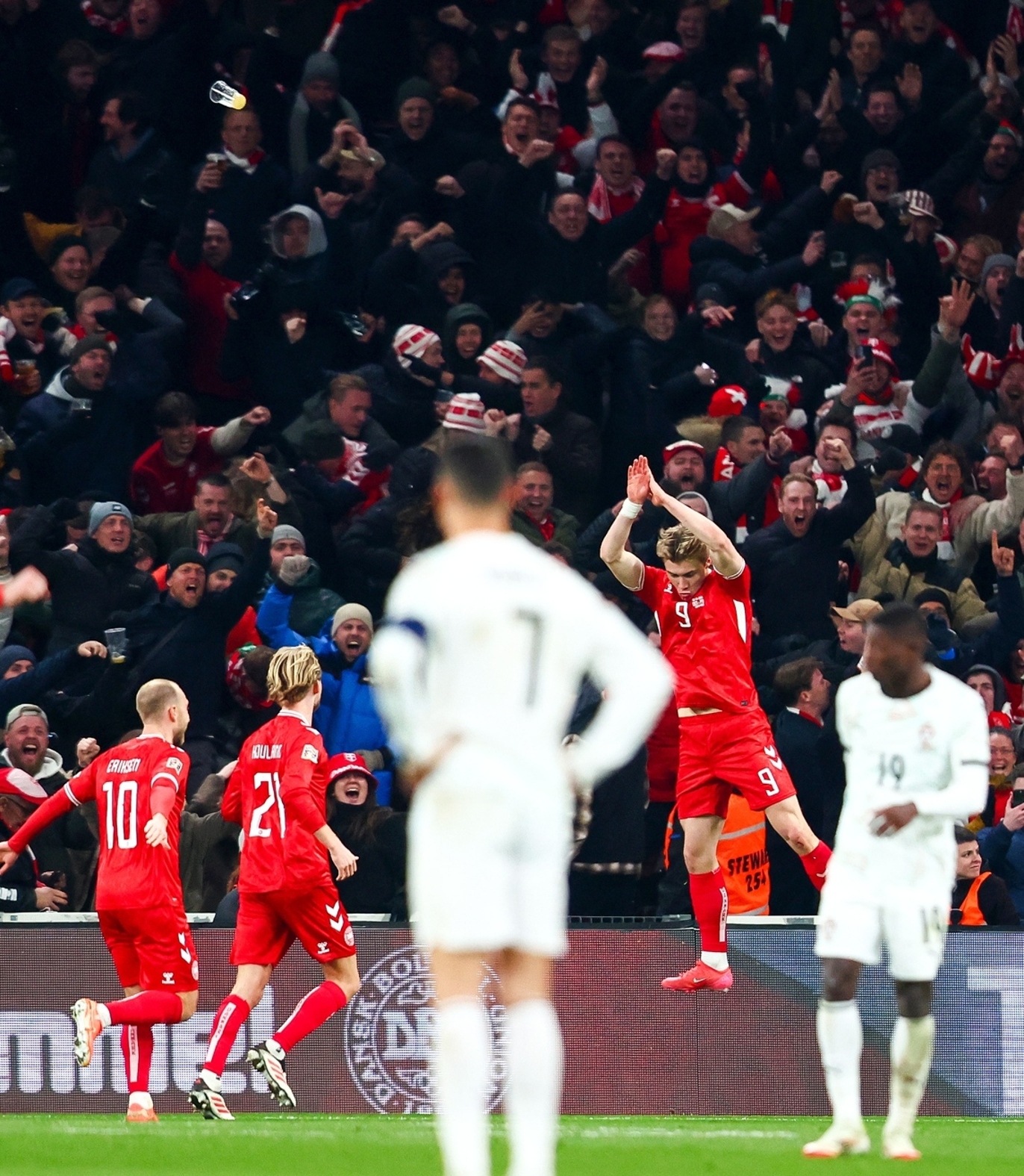 欧洲顶级足球对决引爆球迷狂欢的简单介绍 欧洲顶级足球对决引爆球迷狂欢的简单介绍