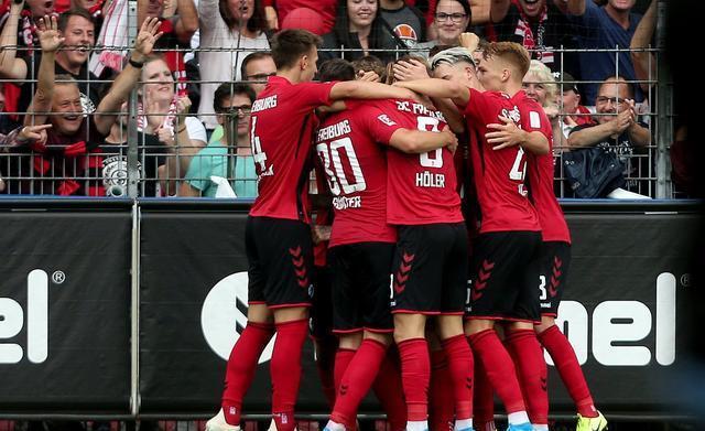 沙尔克04客场大败,遭遇四连败 沙尔克04客场大败,遭遇四连败